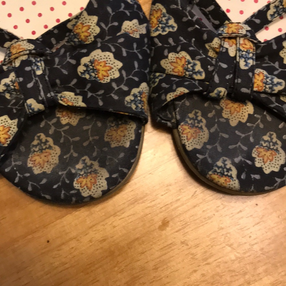 Adorable Wedge Sandals - Picture 4 of 7